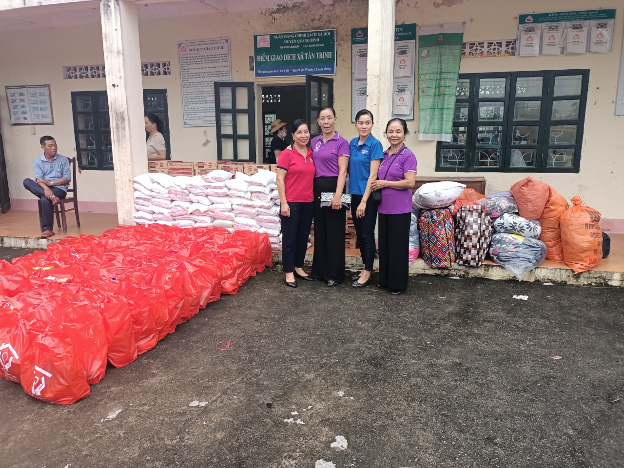 Các nhà hảo tâm huyện Tanh Oai, thành phố Hà Nội tặng quà cho người dân xã Tân trịnh