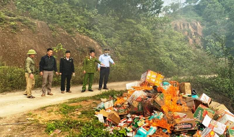 Huyện Quang Bình tiêu hủy hàng hàng hóa không rõ nguồn gốc và hết hạn sử dụng