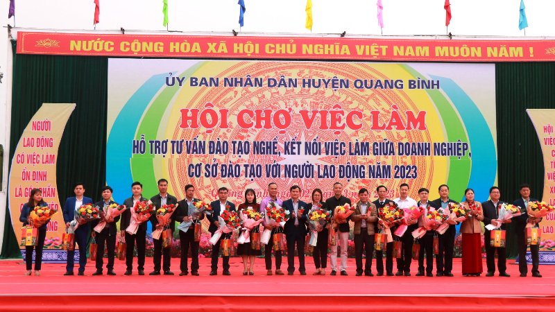 Hội chợ việc làm huyện Quang Bình năm 2023: Hỗ trợ tư vấn đào tạo nghề, kết nối việc làm giữa doanh nghiệp, cơ sở đào tạo với người lao động