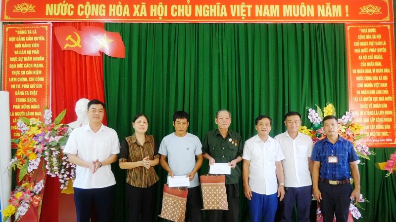 Lãnh đạo huyện Quang Bình trao tặng quà nhân kỷ niệm ngày Thương binh liệt sỹ (27/7)