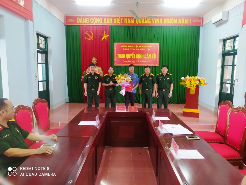 Đảng uỷ - Ban CHQS huyện Quang Bình trao quyết định nghỉ hưu cho cán bộ