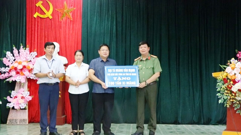 Lãnh đạo Công an tỉnh trao 100 tấn xi măng cho xã Xuân Giang (Quang Bình)